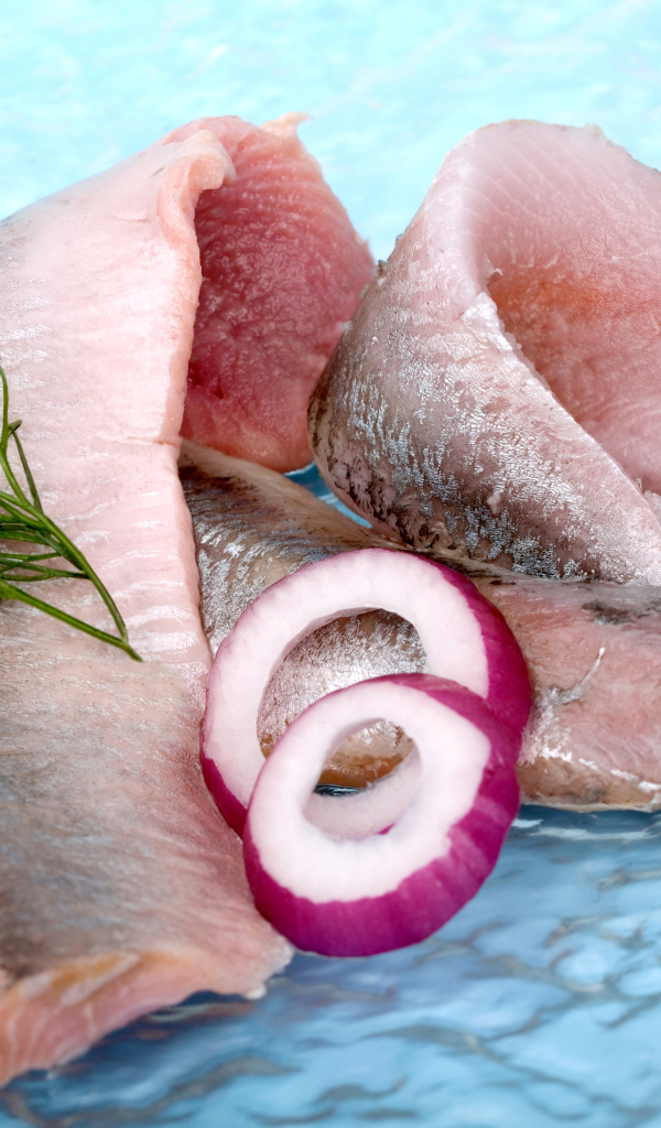 Филе сельди с кольцами лука и зеленью укропа