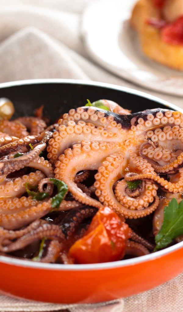 Осьминоги в сковороде на столе 