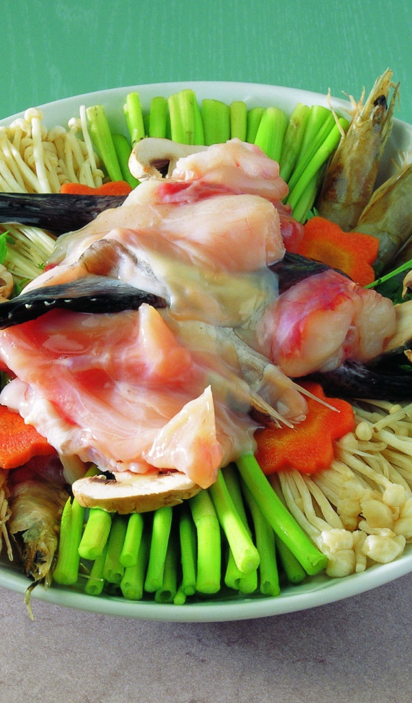 Тарелка с морепродуктами,  грибами и зеленью