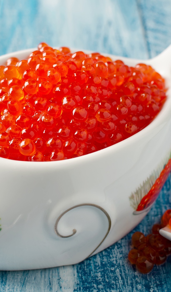 Красная икра с ложкой с пиале