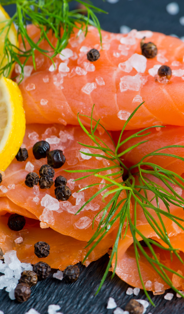 Красная рыба с солью и лимоном 