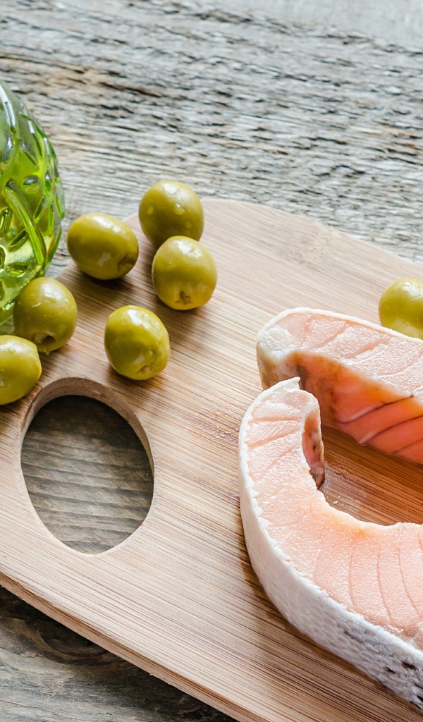 Стейк из лосося с оливками и оливковым маслом