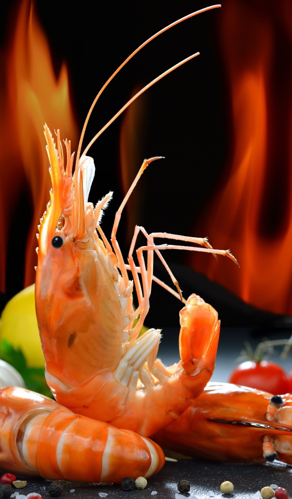 Креветки со специями на фоне огня