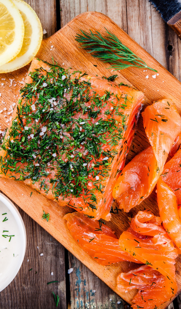 Кусочек аппетитной красной рыбы с укропом 