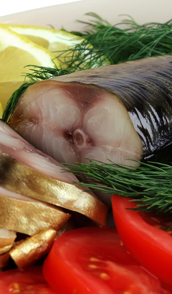 Копченая скумбрия со свежими помидорами, лимоном и зеленью укропа
