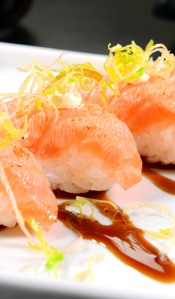 Суши с соевым соусом на белой тарелке