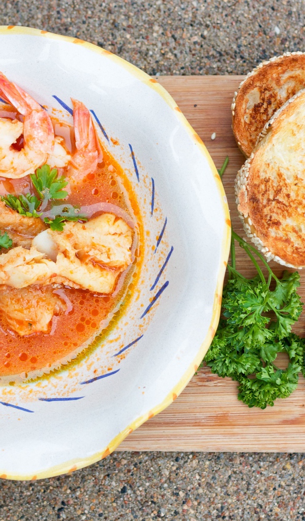 Томатный суп с креветками и гренками