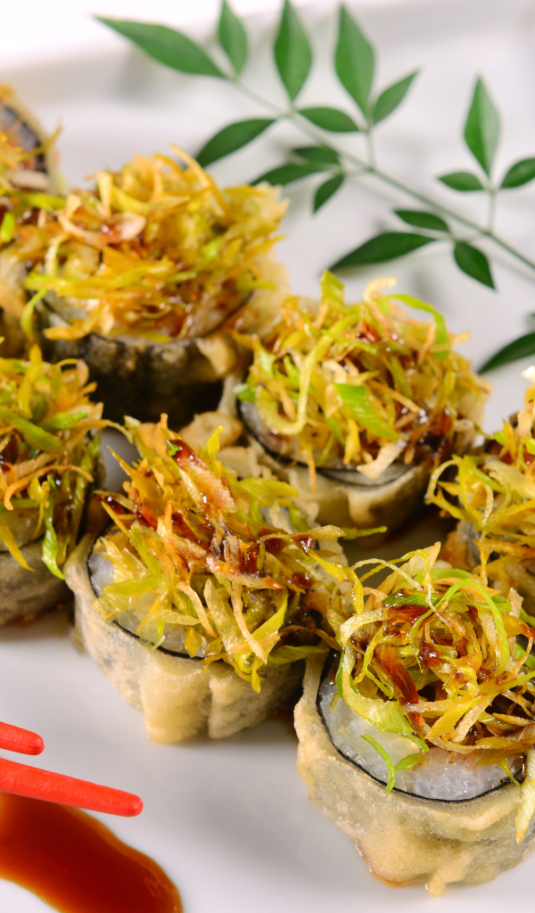 Горячие суши с овощами на белой тарелке 