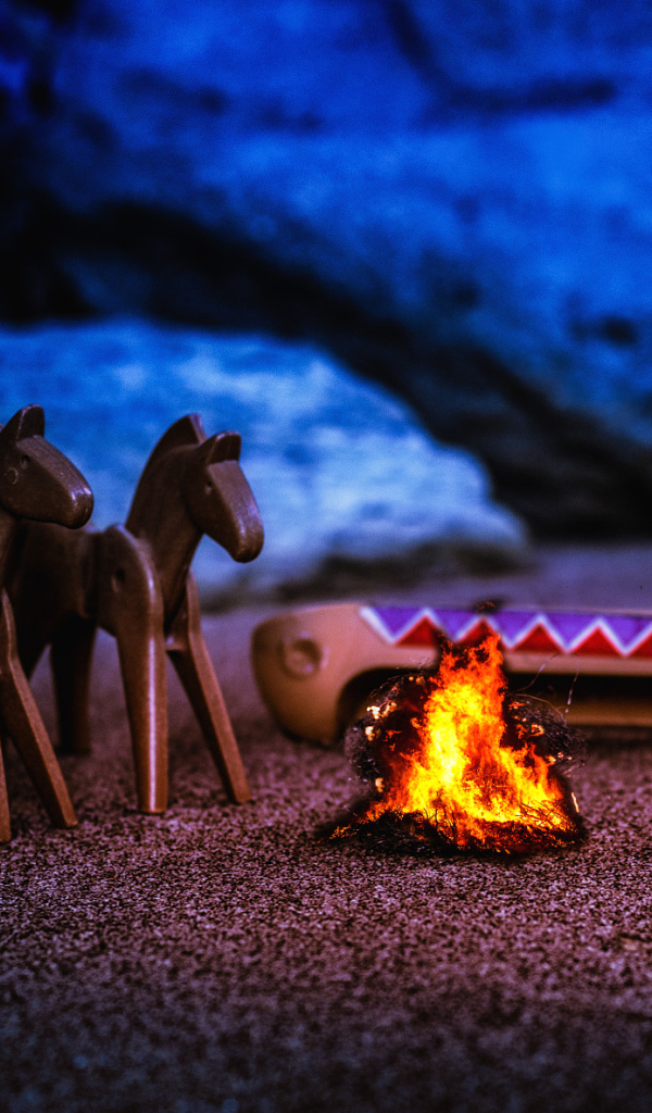 Игрушки лего греются у костра