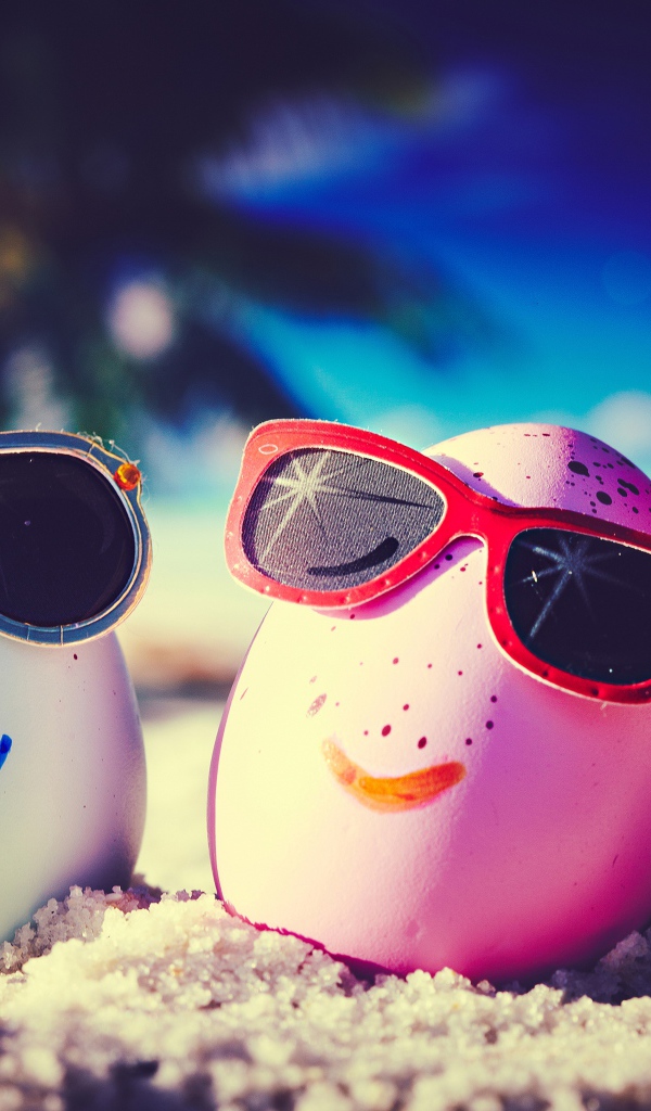 Два прикольных яйца в солнечных очках на пляже