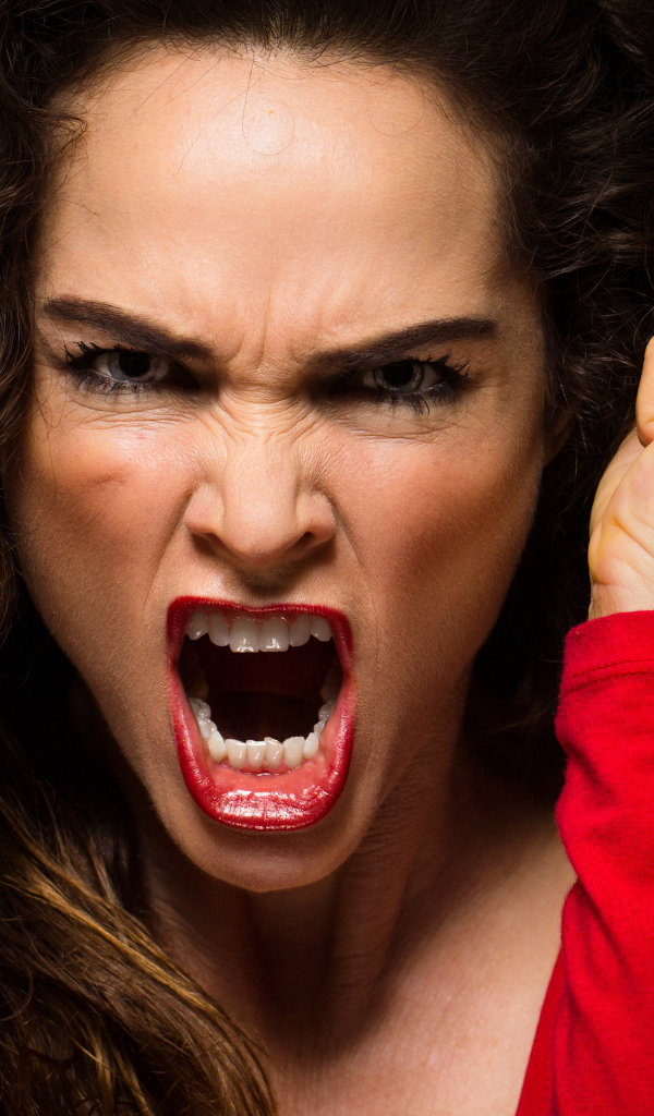 Эмоции на лице девушки в красном платье