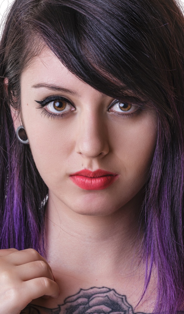 Девушка с татуировкой и крашеными волосами 