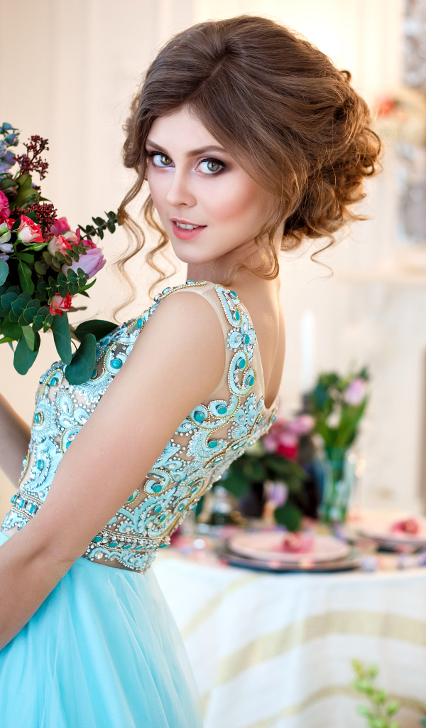 Девушка шатенка в красивом платье бирюзового цвета