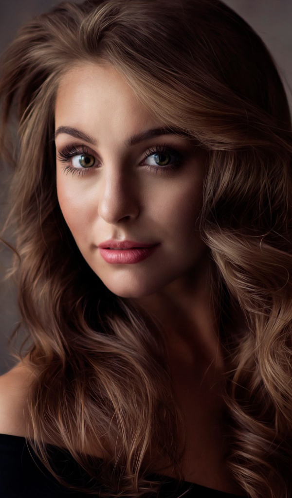 Милая девушка брюнетка с волнистыми волосами 