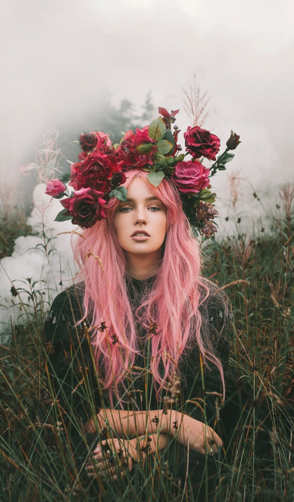 Девушка с розовыми волосами и венком на голове 