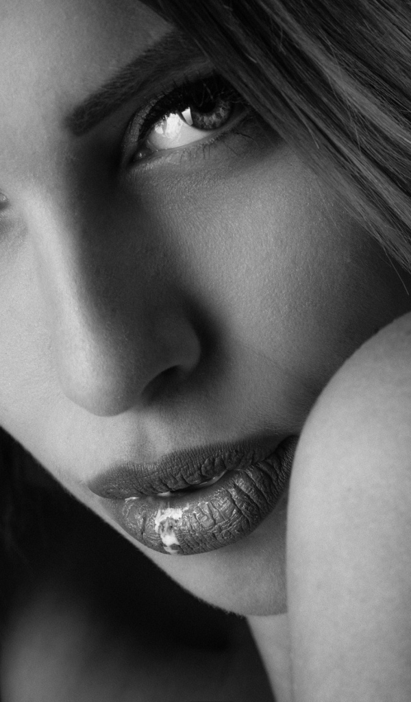 Взгляд красивой молодой девушки черно белое фото 
