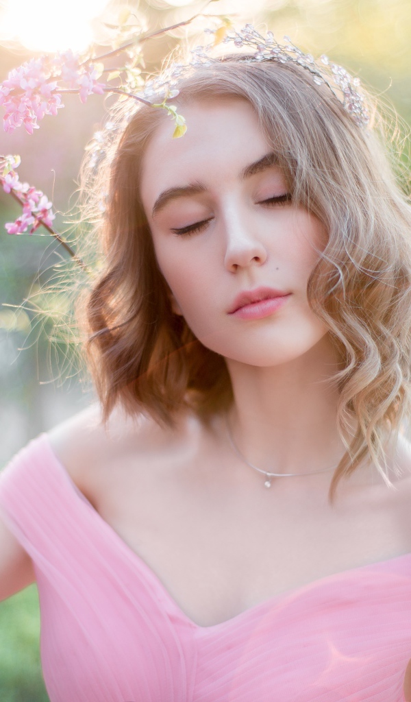 Нежная молодая девушка в розовом платье 