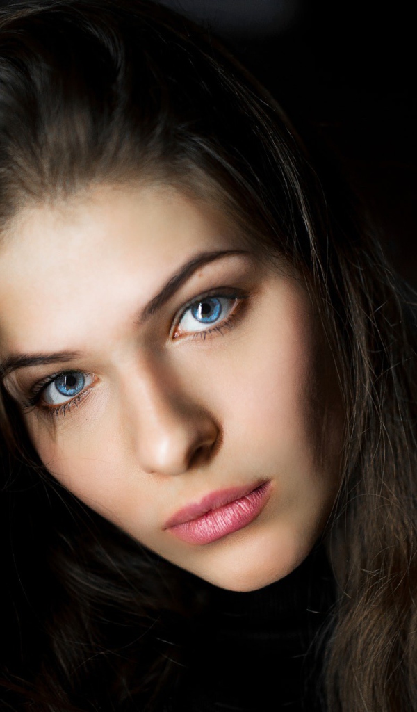 Задумчивый взгляд девушки с голубыми глазами 