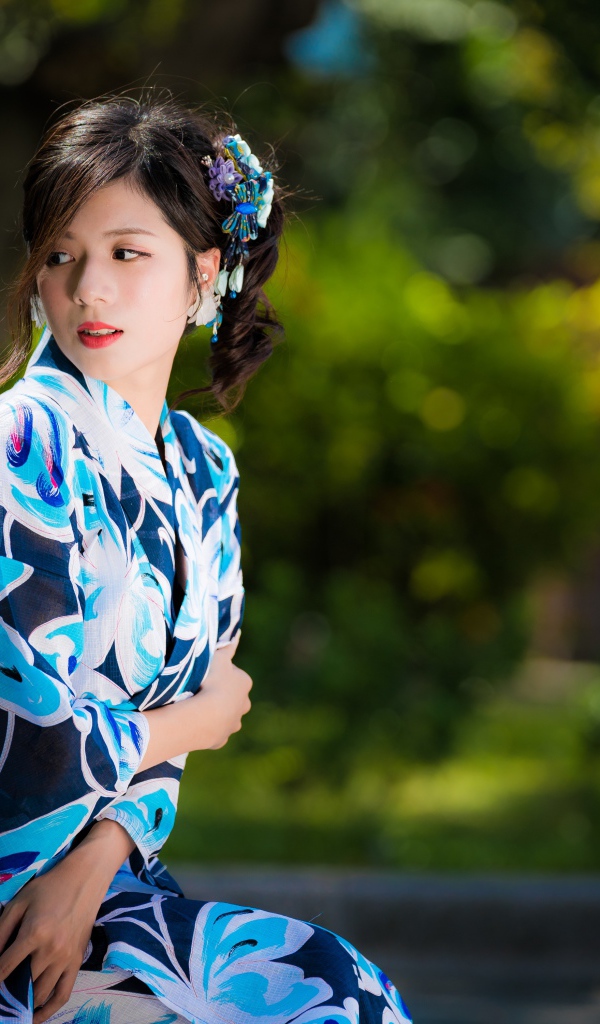 Молодая девушка азиатка в красивом кимоно