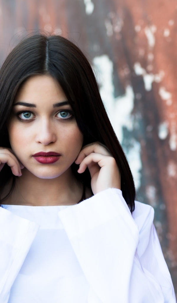 Молодая девушка с бордовыми губами в белом наряде 