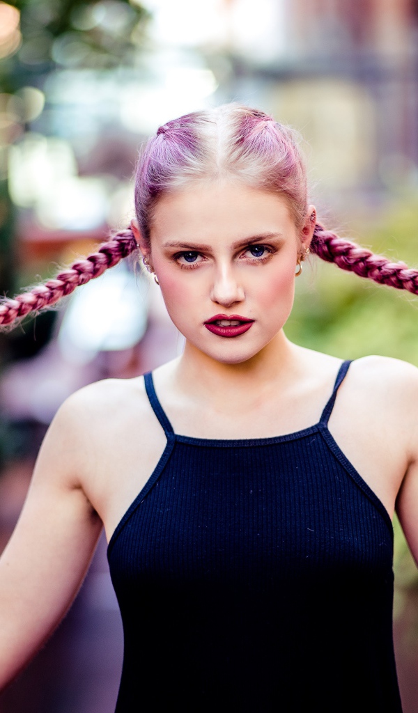 Молодая девушка с розовыми косами на голове