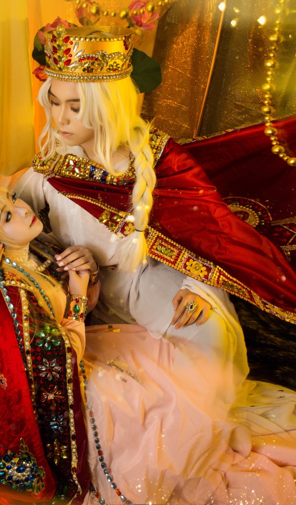 Девушки азиатки в дорогих костюмах с дорогими украшениями, косплей