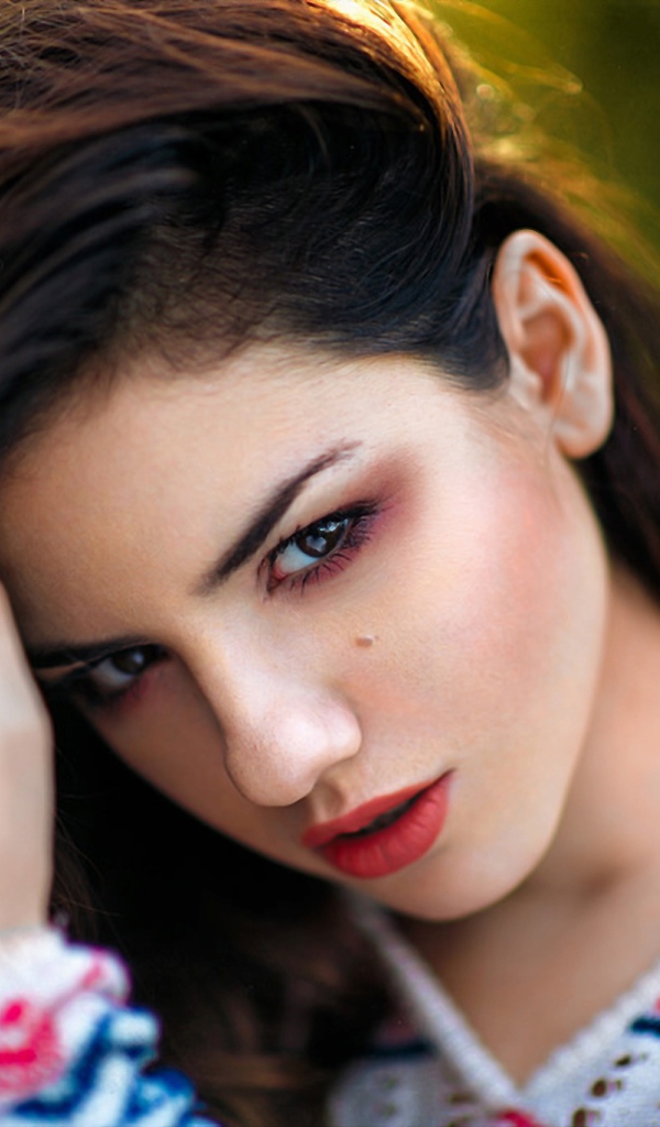 Манящий взгляд молодой брюнетки 