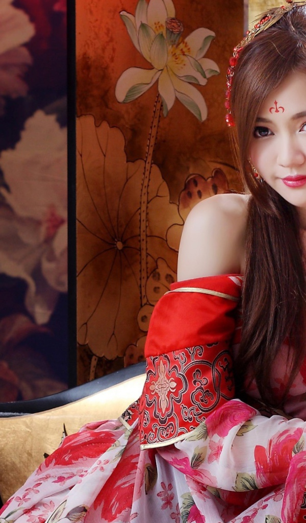 Красивая девушка азиатка в кимоно 