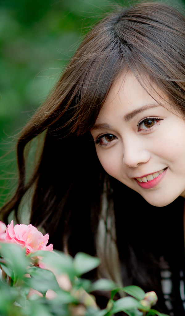 Красивая девушка азиатка с  карими глазами 