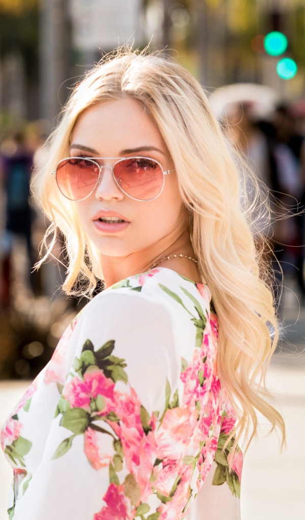 Красивая блондинка модель в солнечных очках