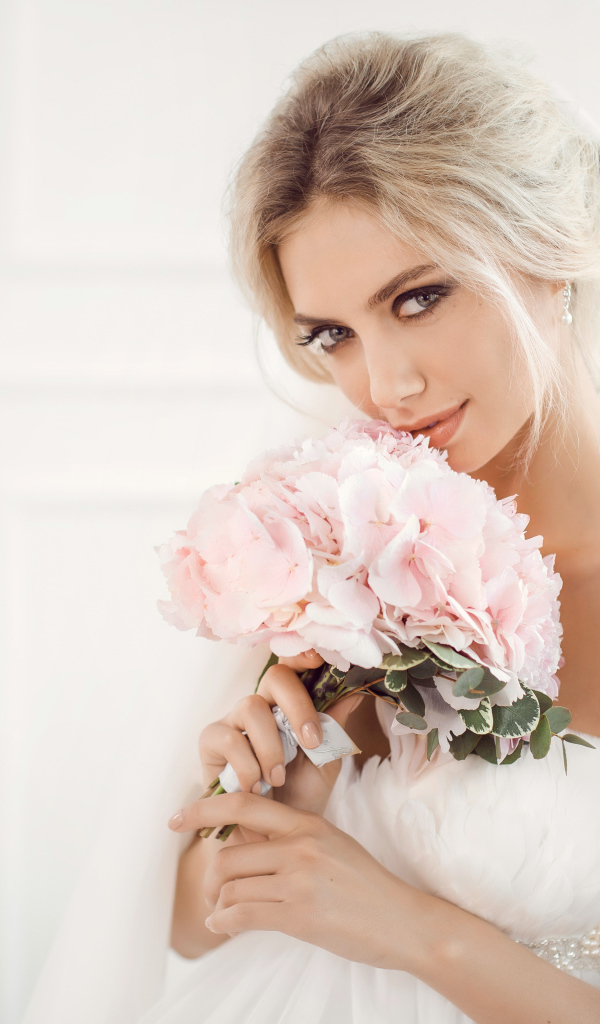 Красивая блондинка невеста с букетом розовых цветов в руках