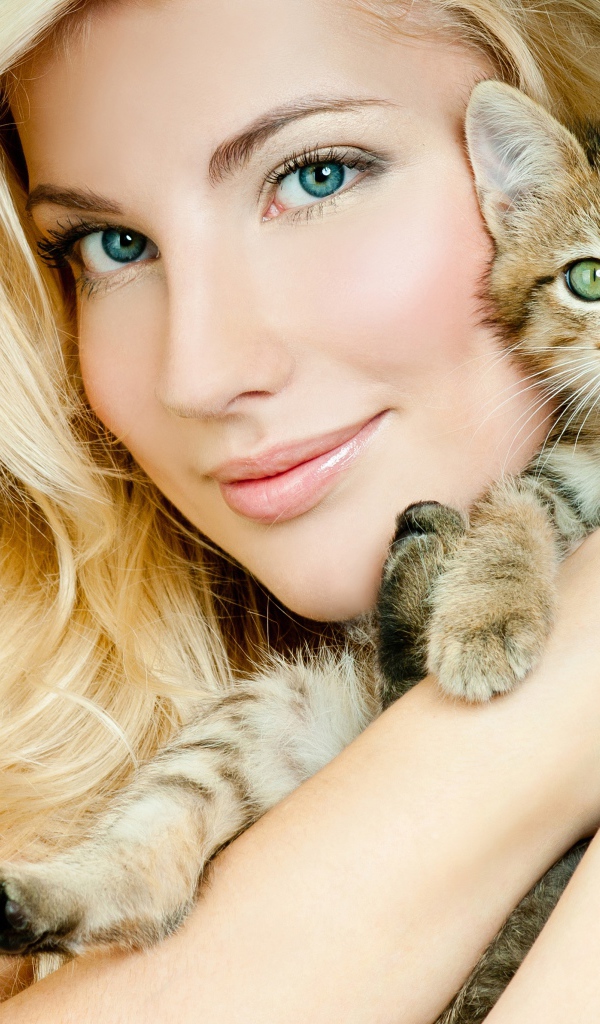 Красивая девушка блондинка с серым котенком 