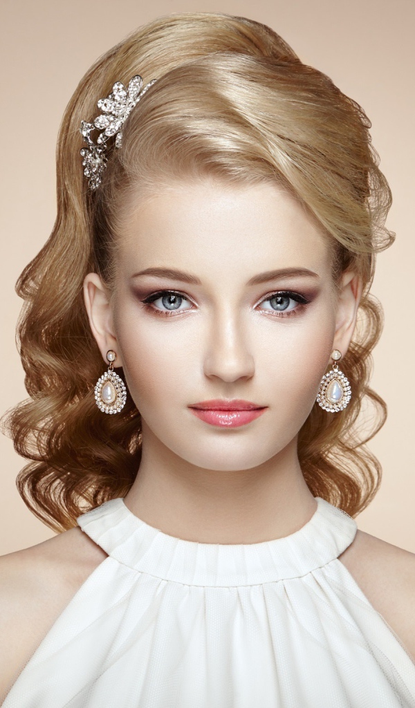 Красивая девушка блондинка с вечерней прической 