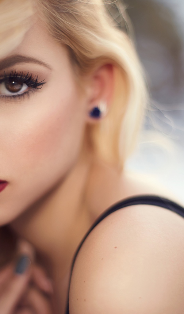 Красивая блондинка с карими глазами и красными губами