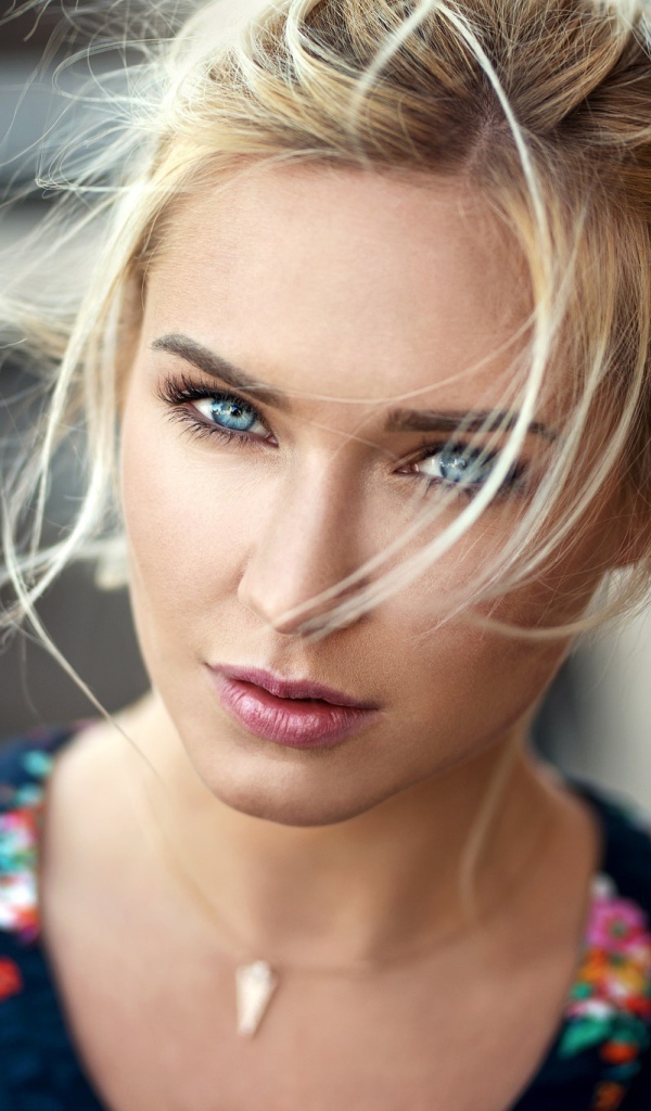 Красивая блондинка с выразительными голубыми глазами