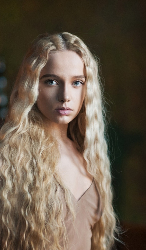 Красивая блондинка с длинными волнистыми волосами 