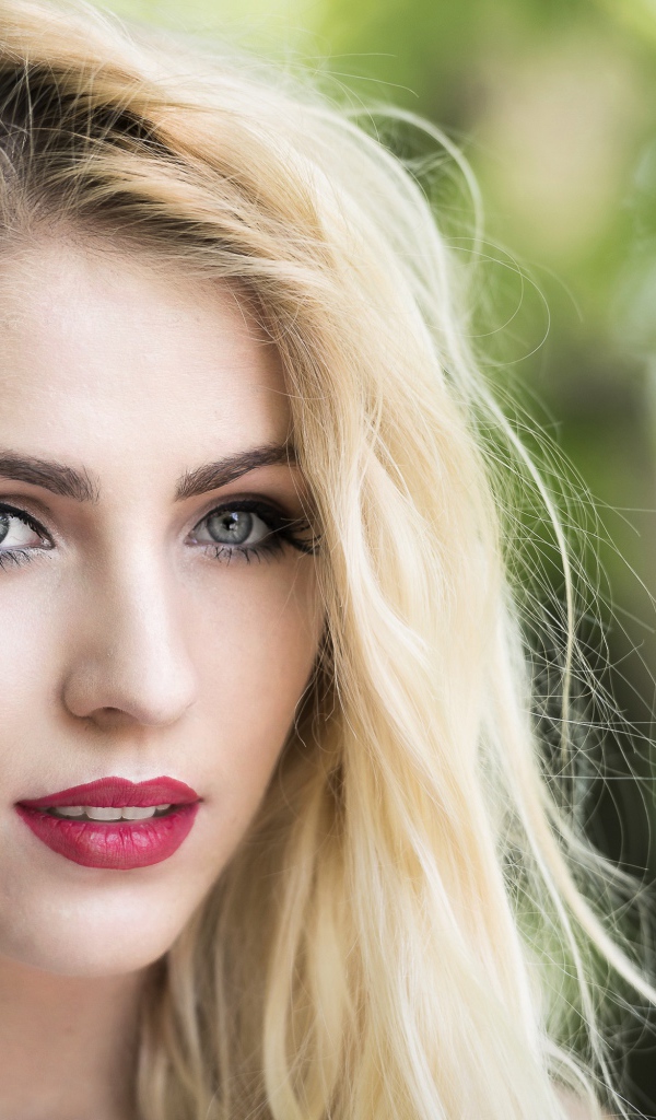Красивая голубоглазая блондинка с красными губами 