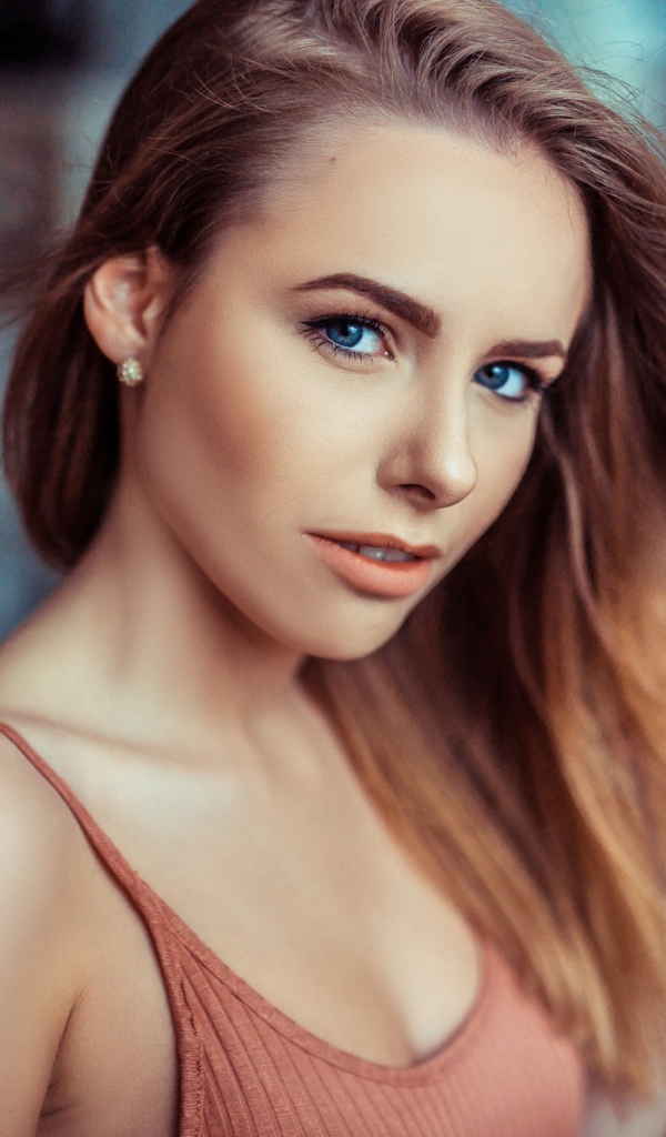 Красивая голубоглазая девушка с распущенными волосами 