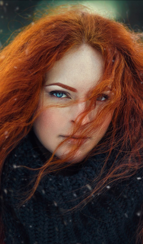 Красивая голубоглазая рыжеволосая девушка с длинными волосами