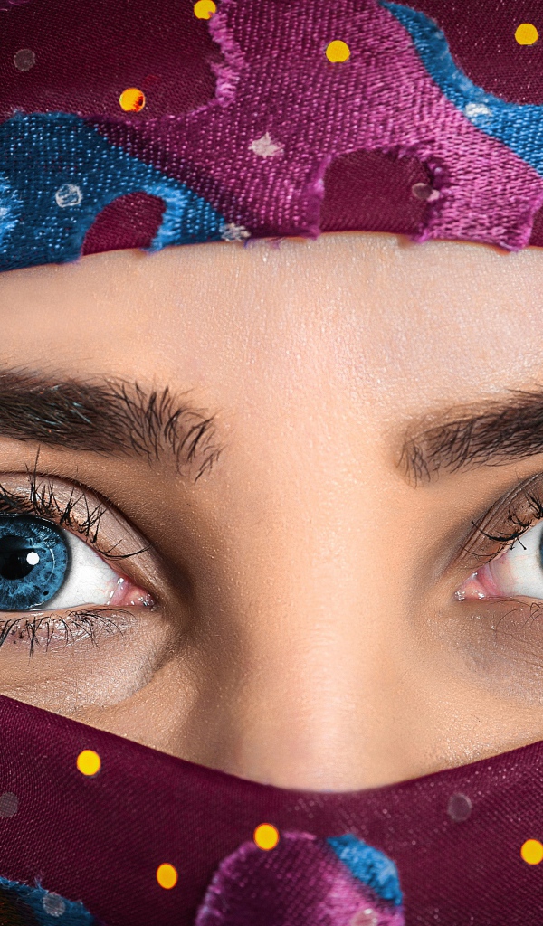 Красивые голубые глаза молодой девушки