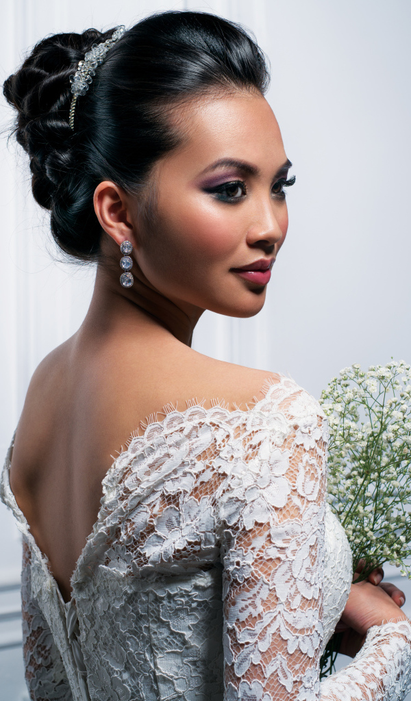 Красивая девушка невеста с белым букетом цветов в руках