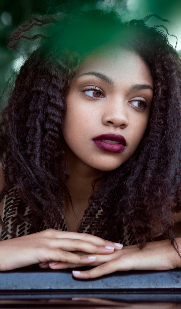 Красивая кареглазая девушка брюнетка с волнистыми волосами 