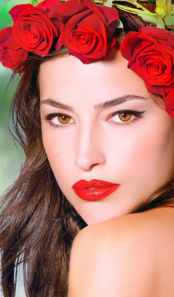 Красивая кареглазая девушка с венком из красных роз 