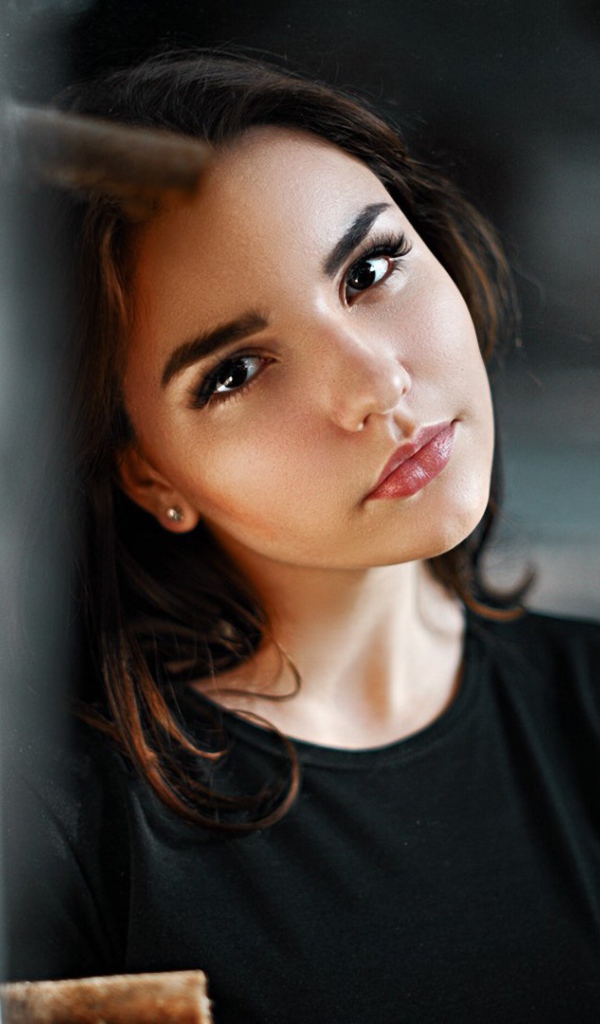 Красивая кареглазая девушка с длинными ресницами 