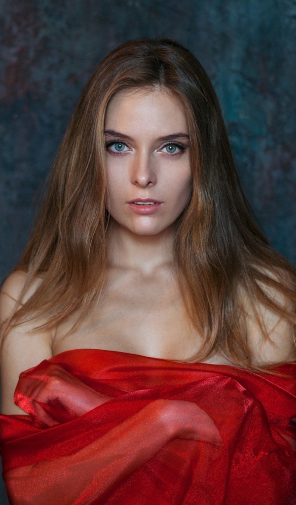 Красивая девушка брюнетка в красном платье 