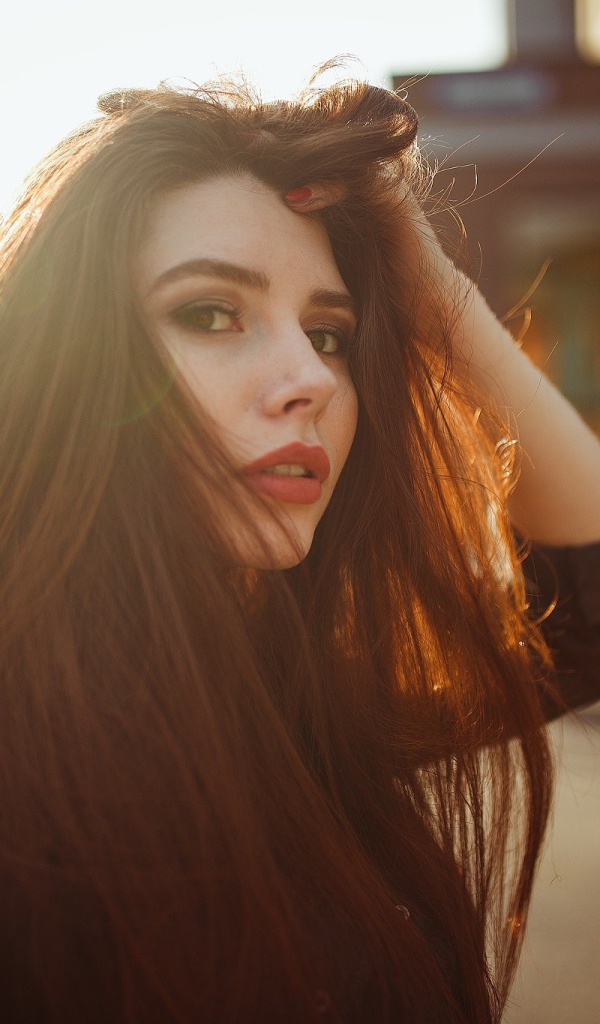 Красивая девушка брюнетка в солнечных лучах 