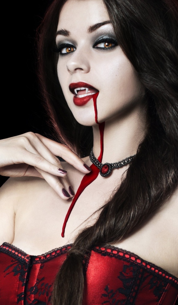 Красивая девушка брюнетка в образе вампира 