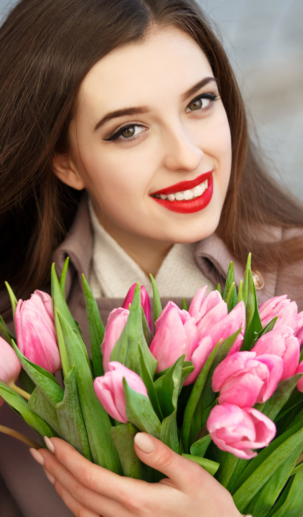 Красивая девушка брюнетка с букетом тюльпанов 