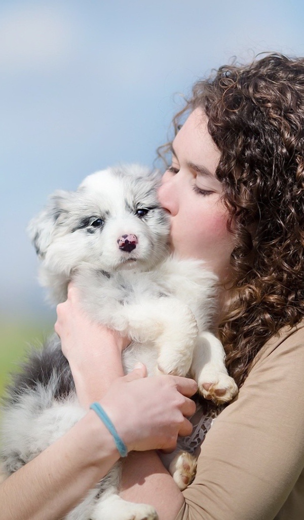 Красивая девушка брюнетка со щенком 