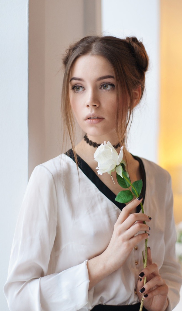 Красивая девушка брюнетка с белой розой 